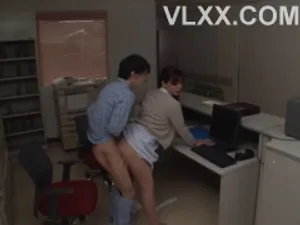 Thở hổn hển vì anh cứ xoạc sâu vào bướm em