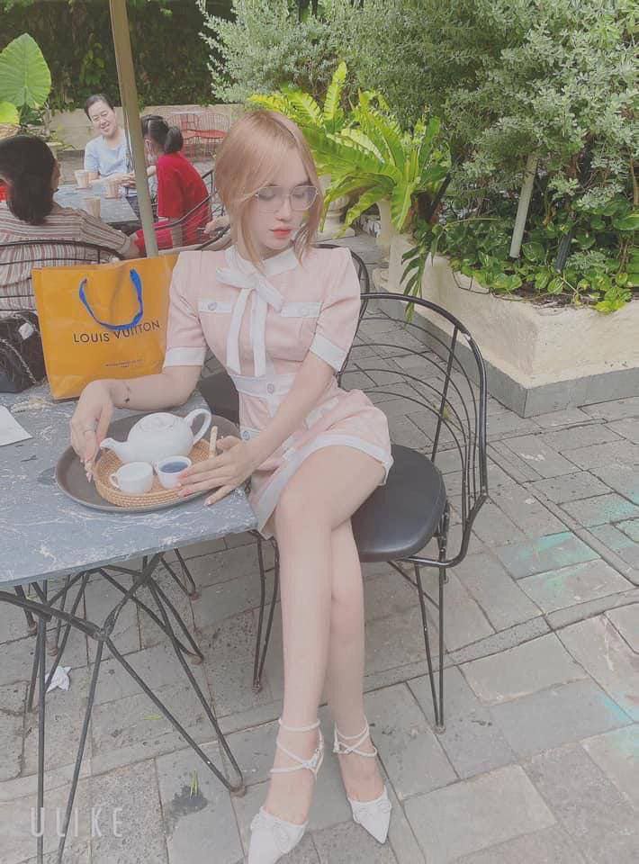 Hãy đến chơi với chị dâu tôi nhé. Cô ấy luôn để lộ mặt. Cô ấy rất tốt bụng và không hề khó chịu. Đêm nay tôi sẽ làm tình với anh trai tôi đến chết.